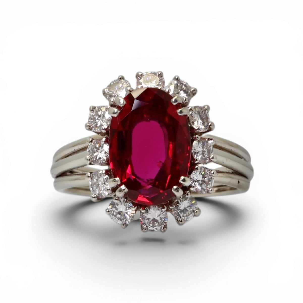 Bague ancienne rubis et diamants en platine et or blanc.