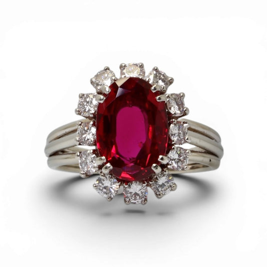 Bague ancienne rubis et diamants en platine et or blanc.