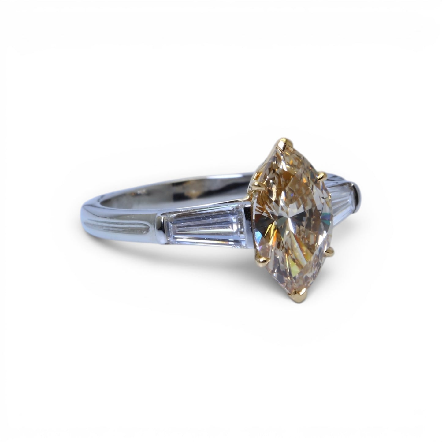 Bague solitaire ornée d’un diamant taille navette et de diamants baguettes.