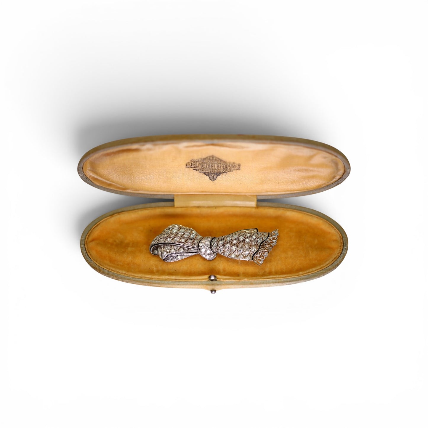 Broche noeud en platine pavée de diamants.