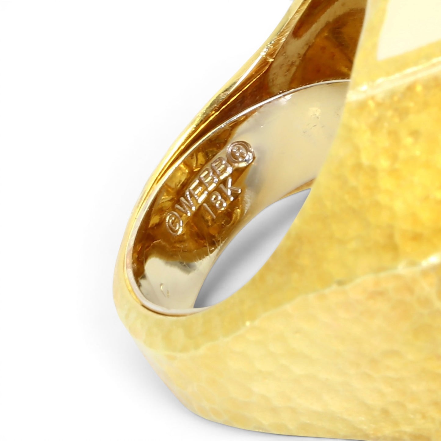 David WEBB Bague imposante en or jaune pavée de diamants et recouverte de laque.