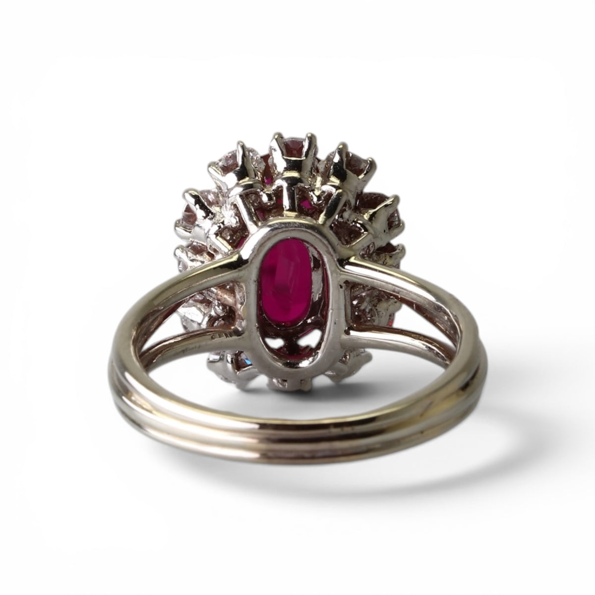 Bague ancienne rubis et diamants en platine et or blanc.