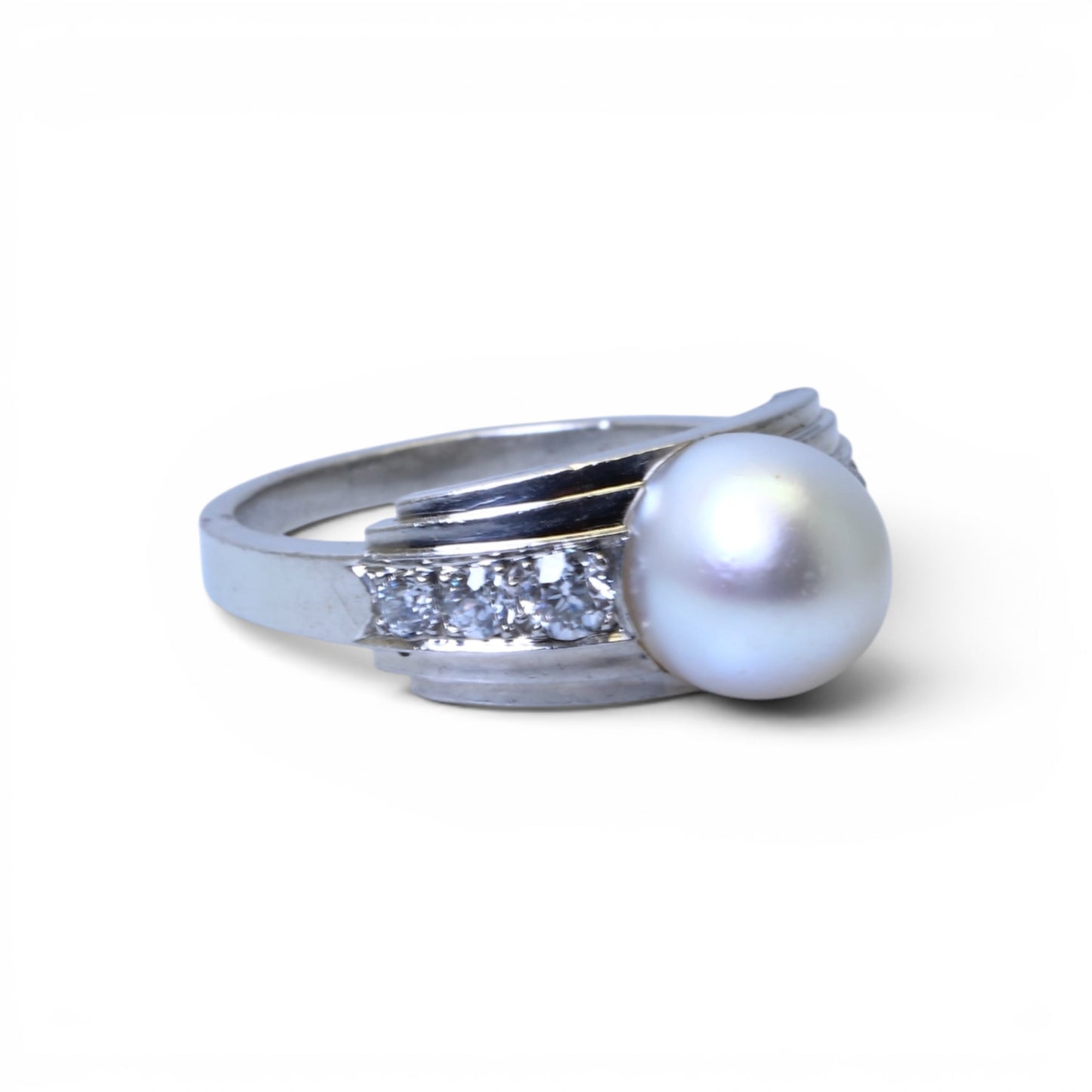 Bague Art-Deco en platine ornée d’une perle naturelle et de diamants.