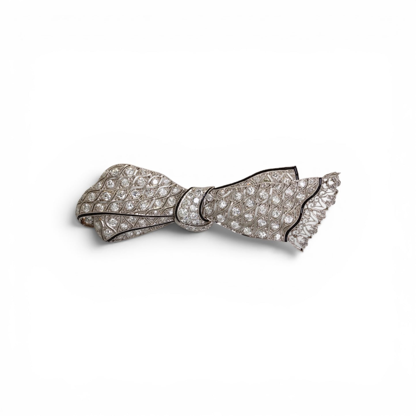 Broche noeud en platine pavée de diamants.