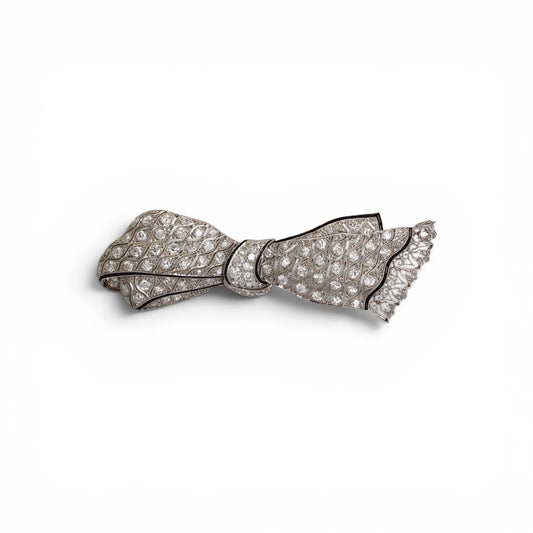 Broche noeud en platine pavée de diamants.