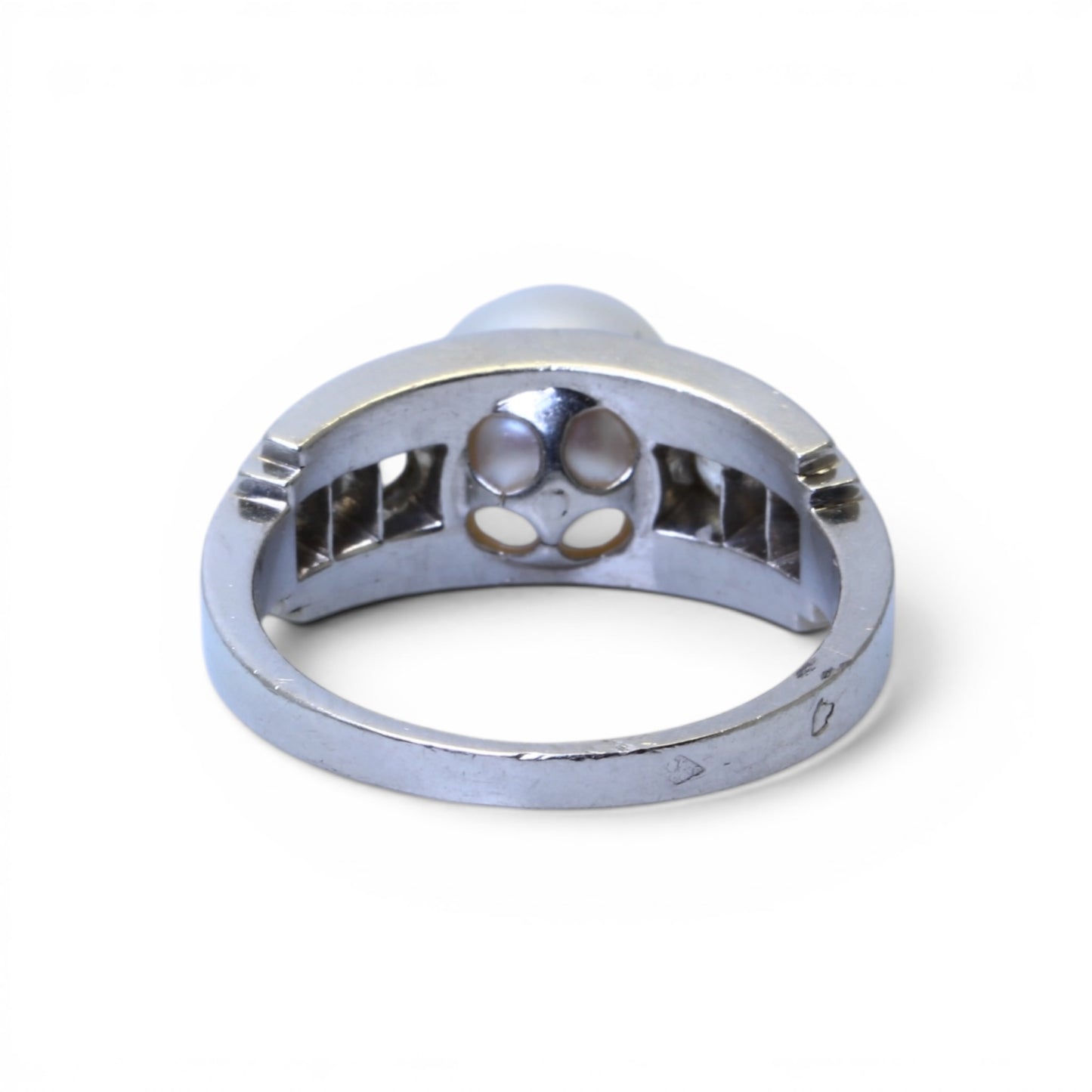 Bague Art-Deco en platine ornée d’une perle naturelle et de diamants.