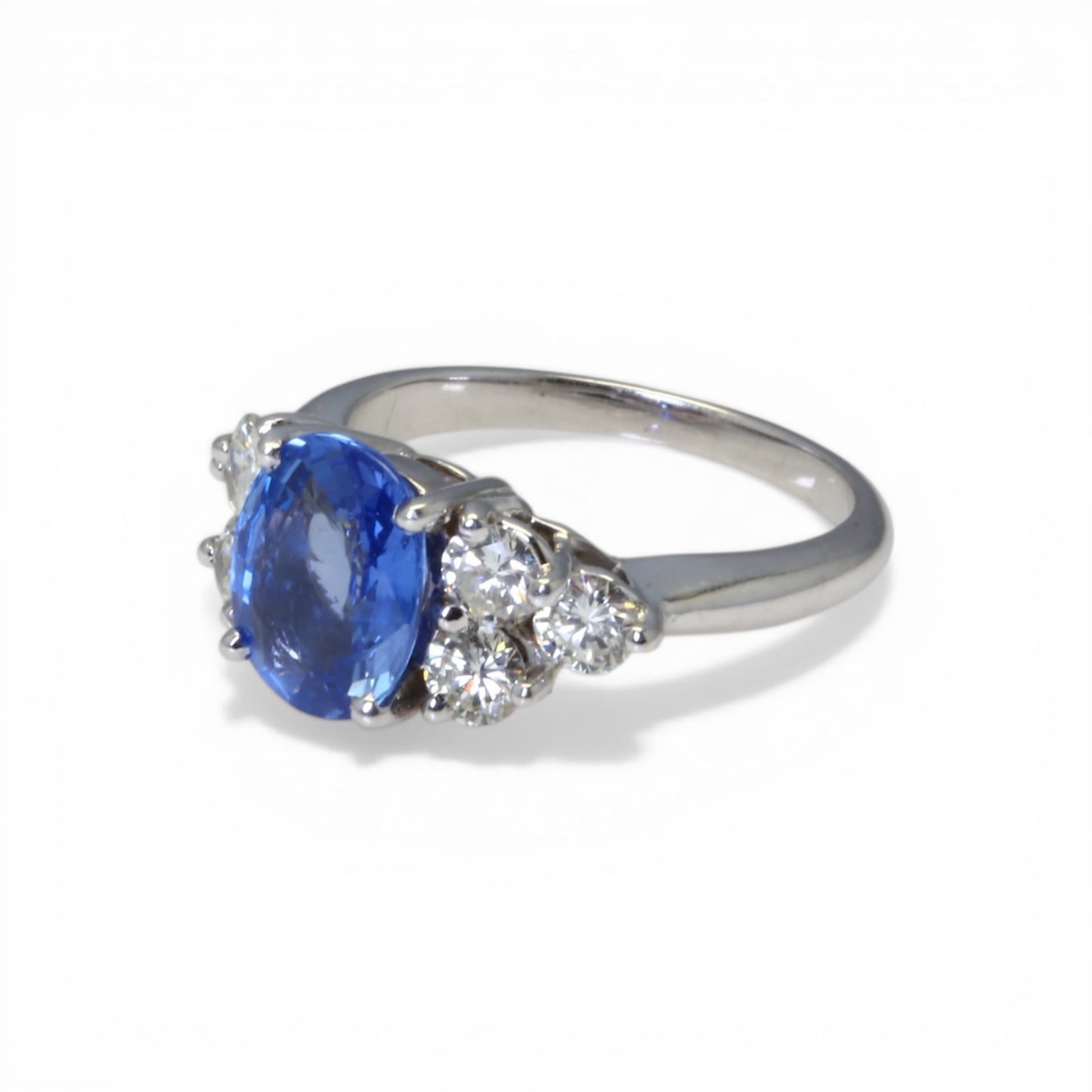 Bague ornée d’un saphir Ceylan naturel et de diamants.