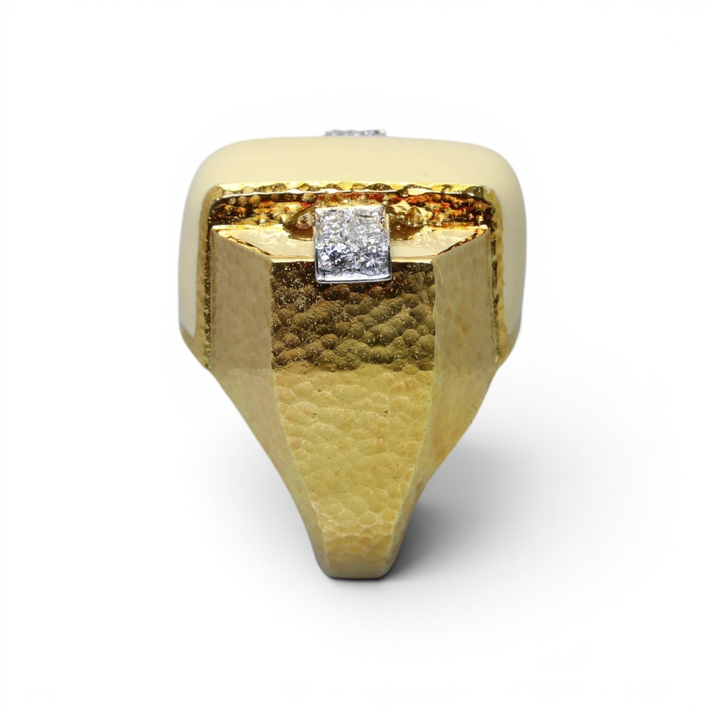 David WEBB Bague imposante en or jaune pavée de diamants et recouverte de laque.