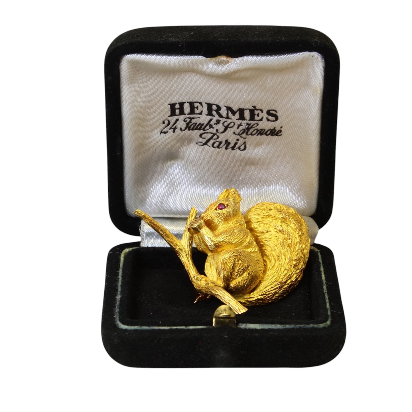 HERMÈS Broche écureuil vintage en or et rubis.