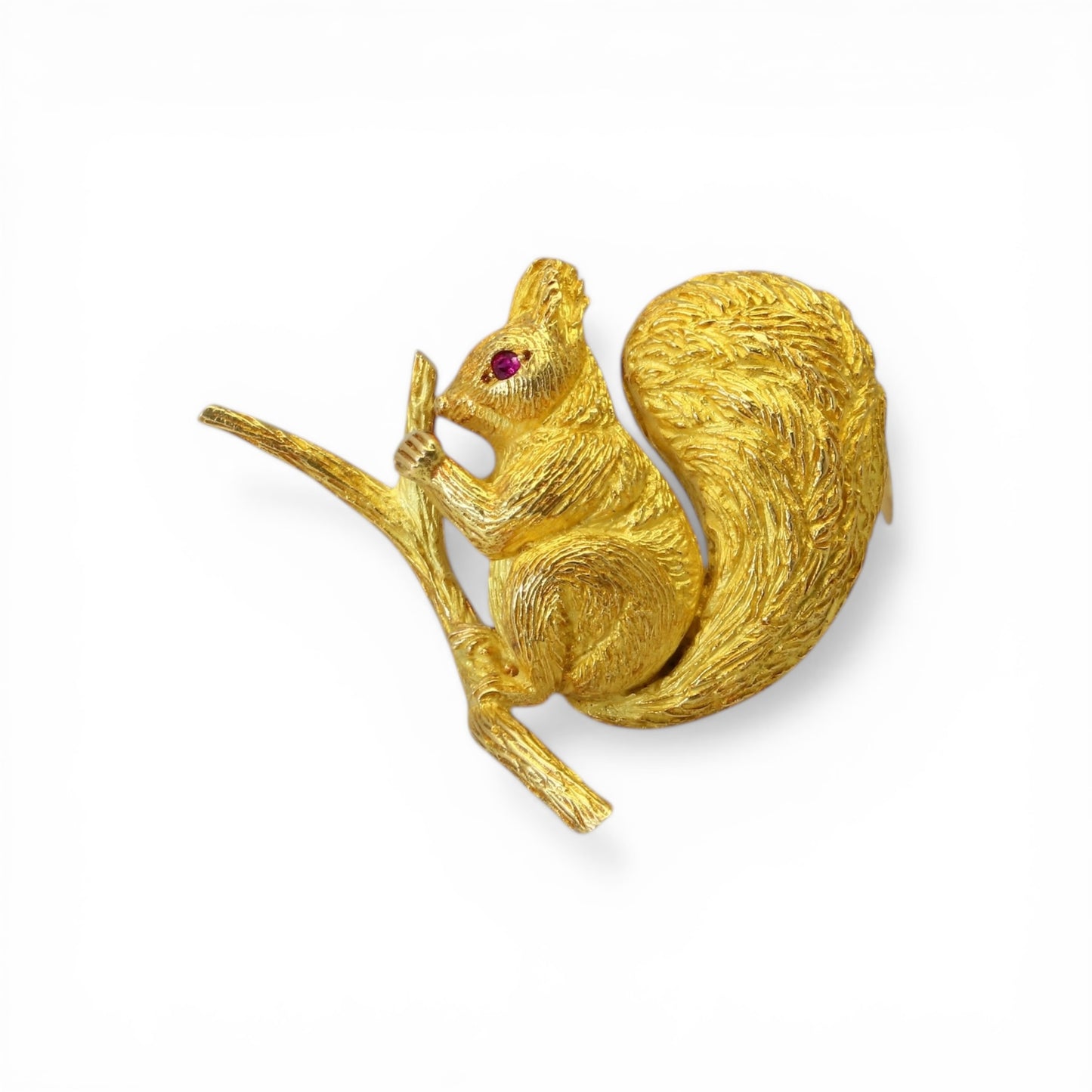 HERMÈS Broche écureuil vintage en or et rubis.