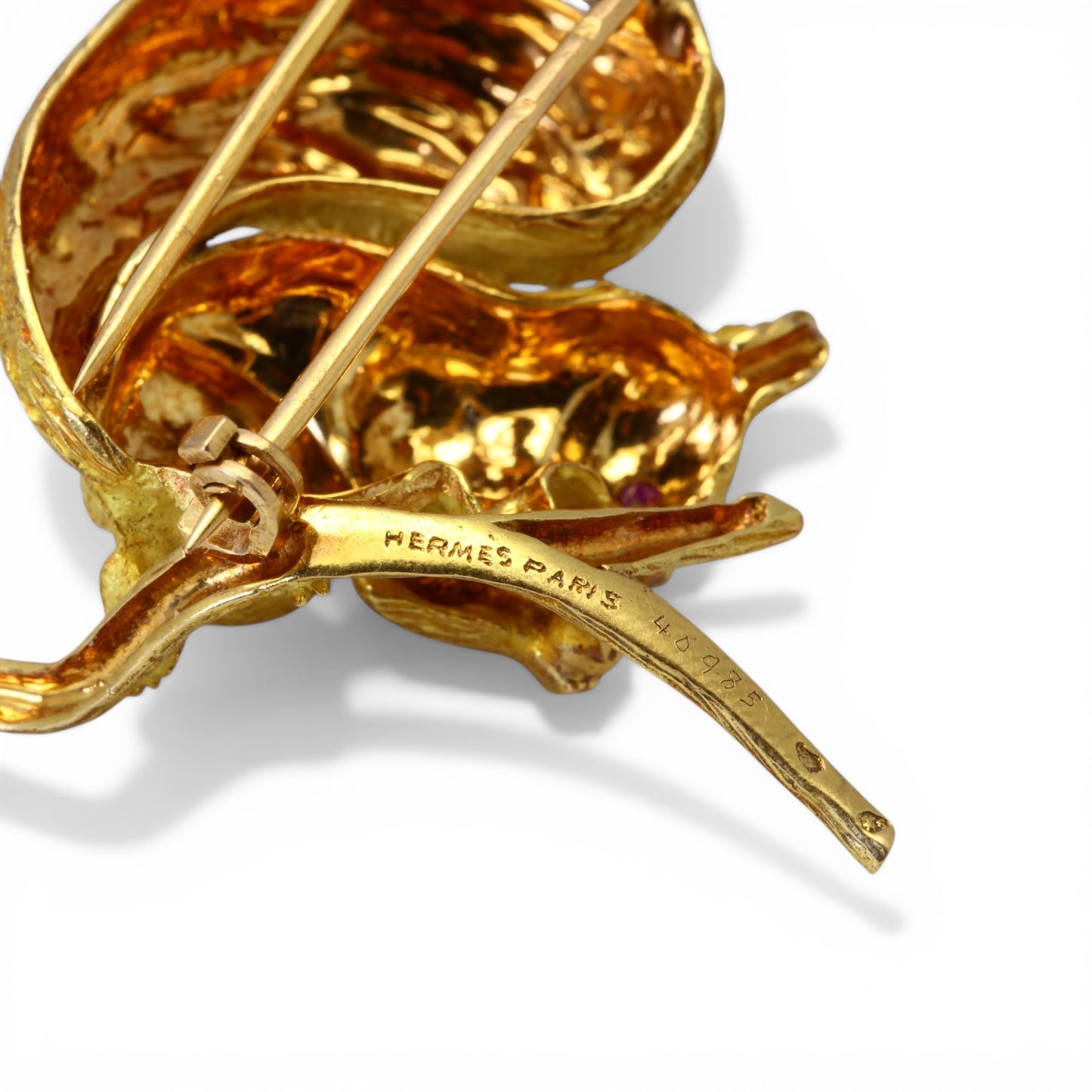 HERMÈS Broche écureuil vintage en or et rubis.