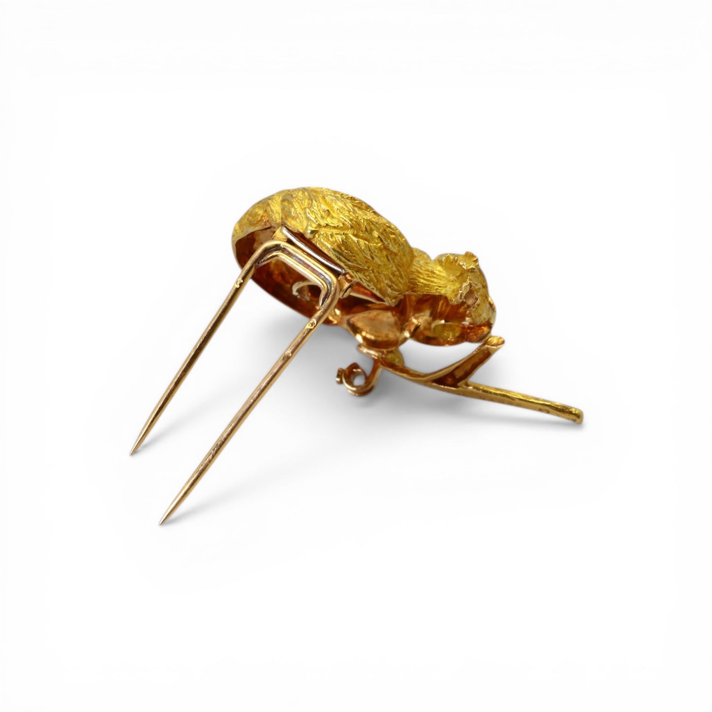 HERMÈS Broche écureuil vintage en or et rubis.