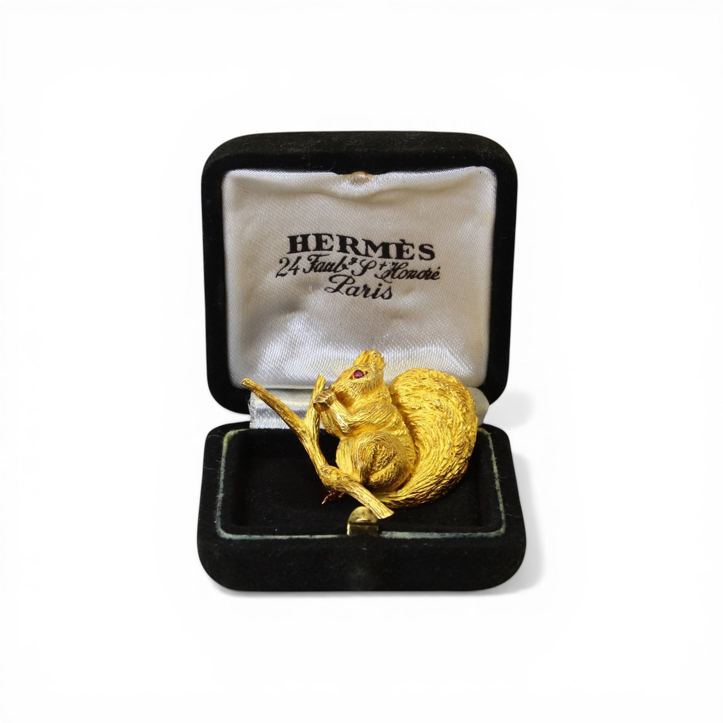 HERMÈS Broche écureuil vintage en or et rubis.