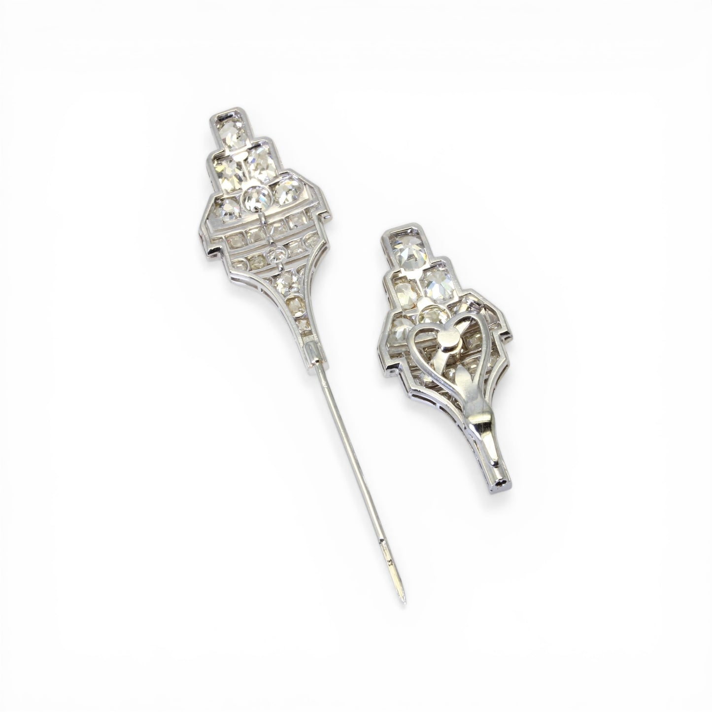 Épingle à jabot Art Déco en platine et diamants.