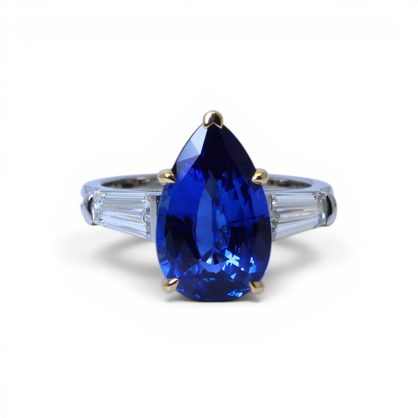 Bague solitaire saphir et diamants en platine et or jaune.