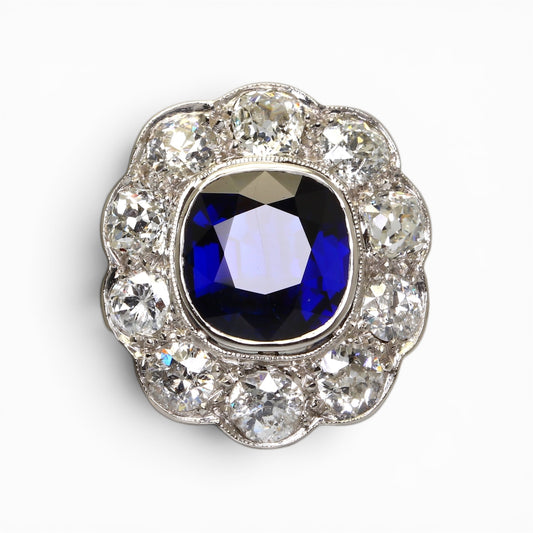 Bague « Marguerite » en platine ornée d’un saphir entouré de diamants taille ancienne.