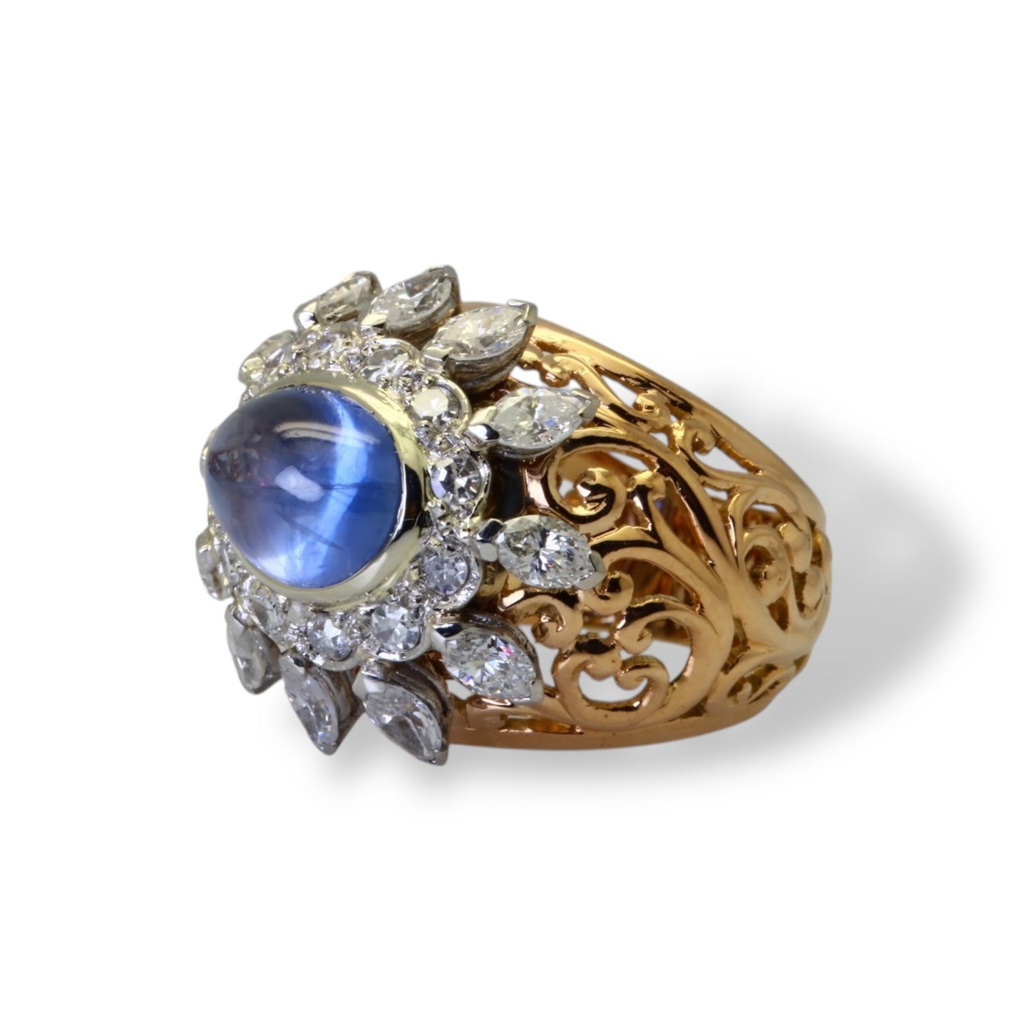 Bague « Dôme » en or, saphir naturel et diamants.