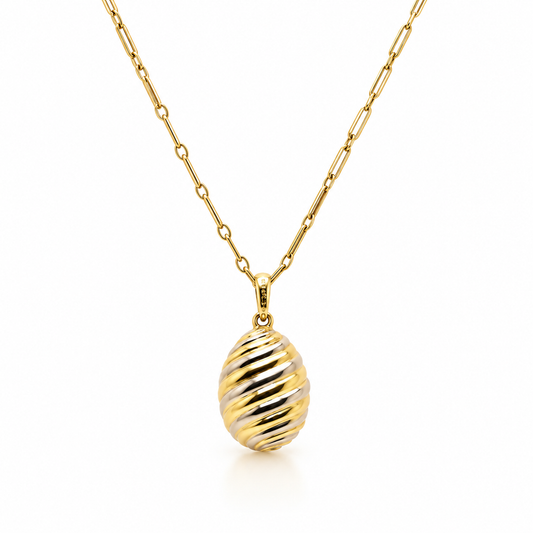 CARTIER Collier-Pendentif en or blanc et jaune représentant un œuf.