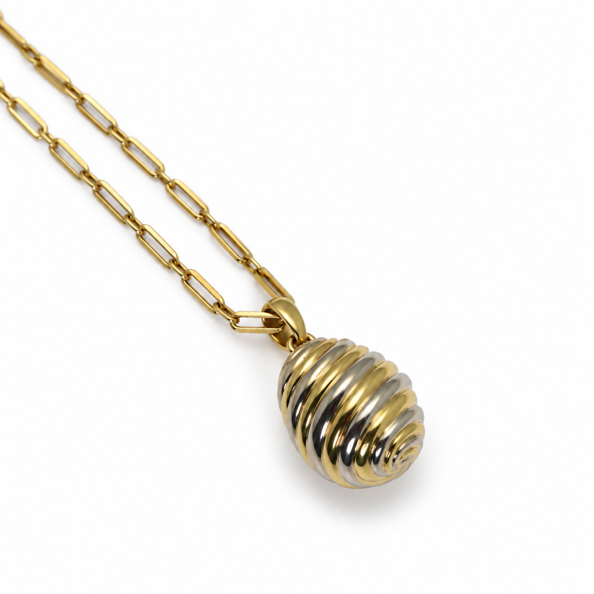 CARTIER Collier-Pendentif en or blanc et jaune représentant un œuf.