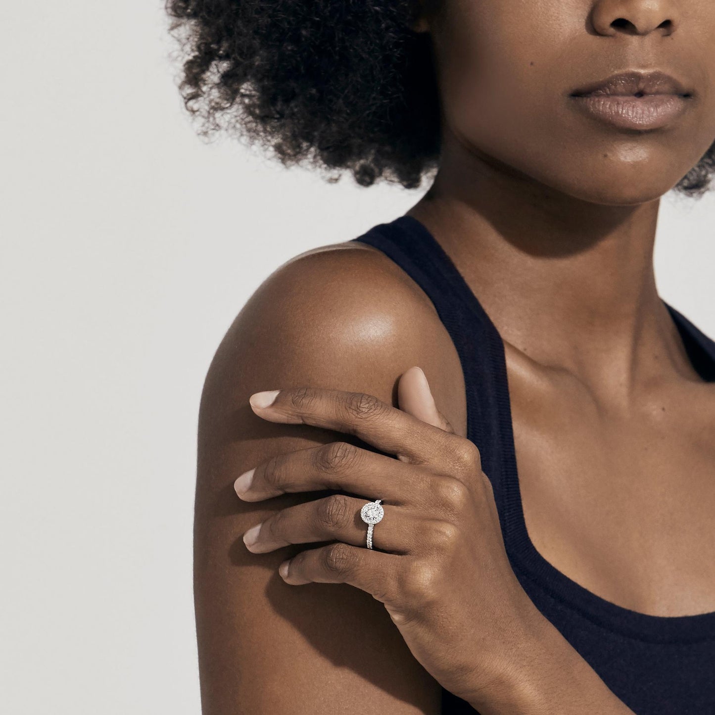 Bague de fiançailles en or blanc ornée de diamants.