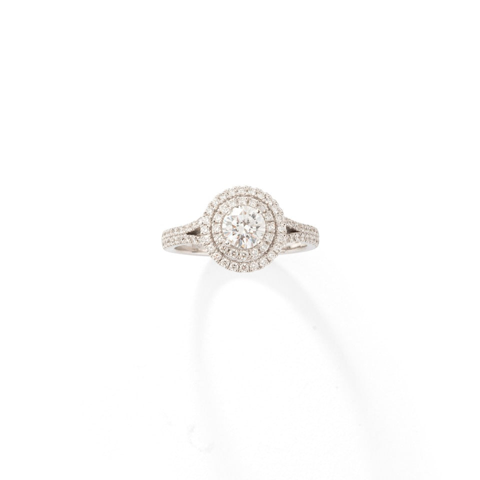 Bague solitaire en or blanc et ornée de diamants taille brillant.