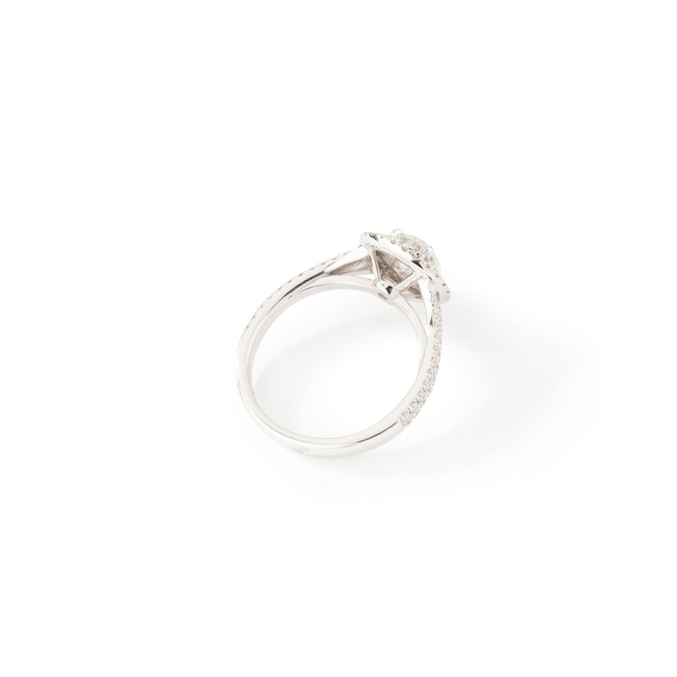 Bague solitaire en or blanc et ornée de diamants taille brillant.