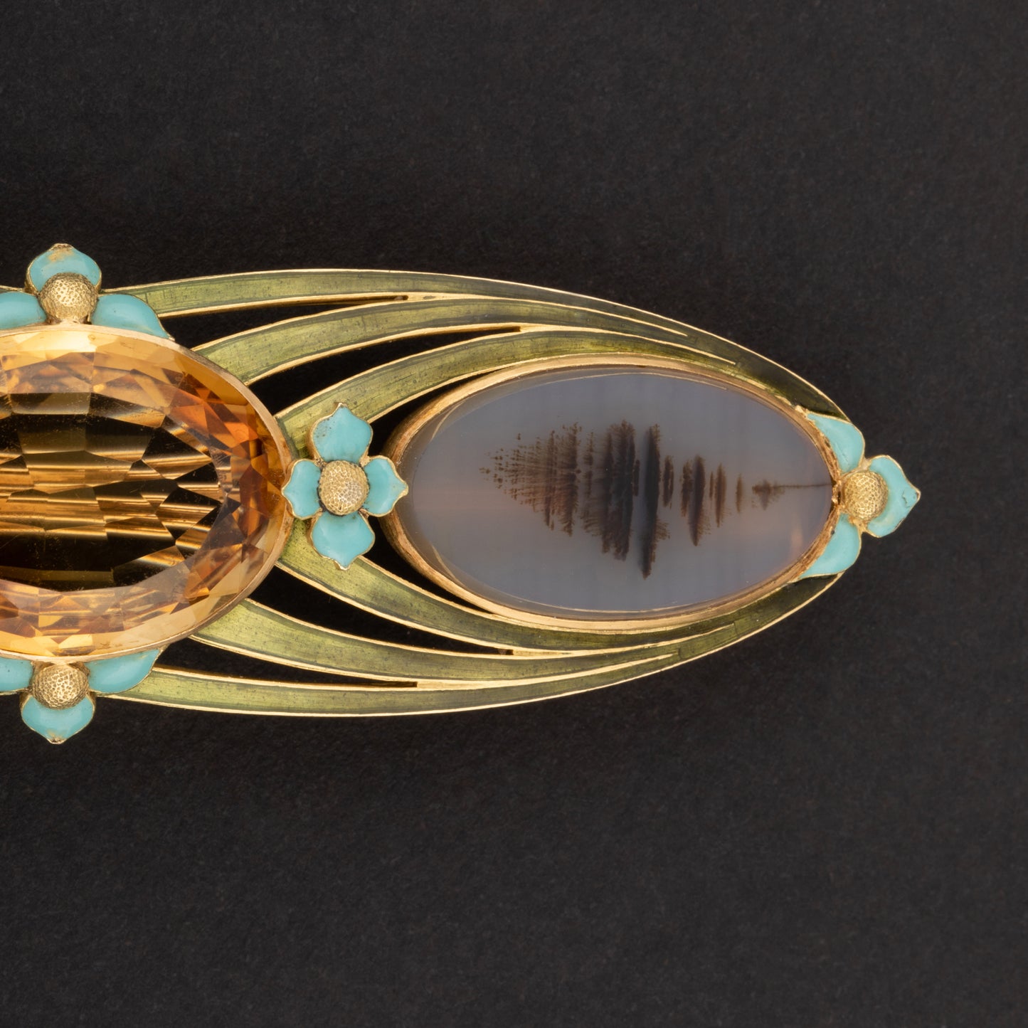 Broche longiforme en or jaune