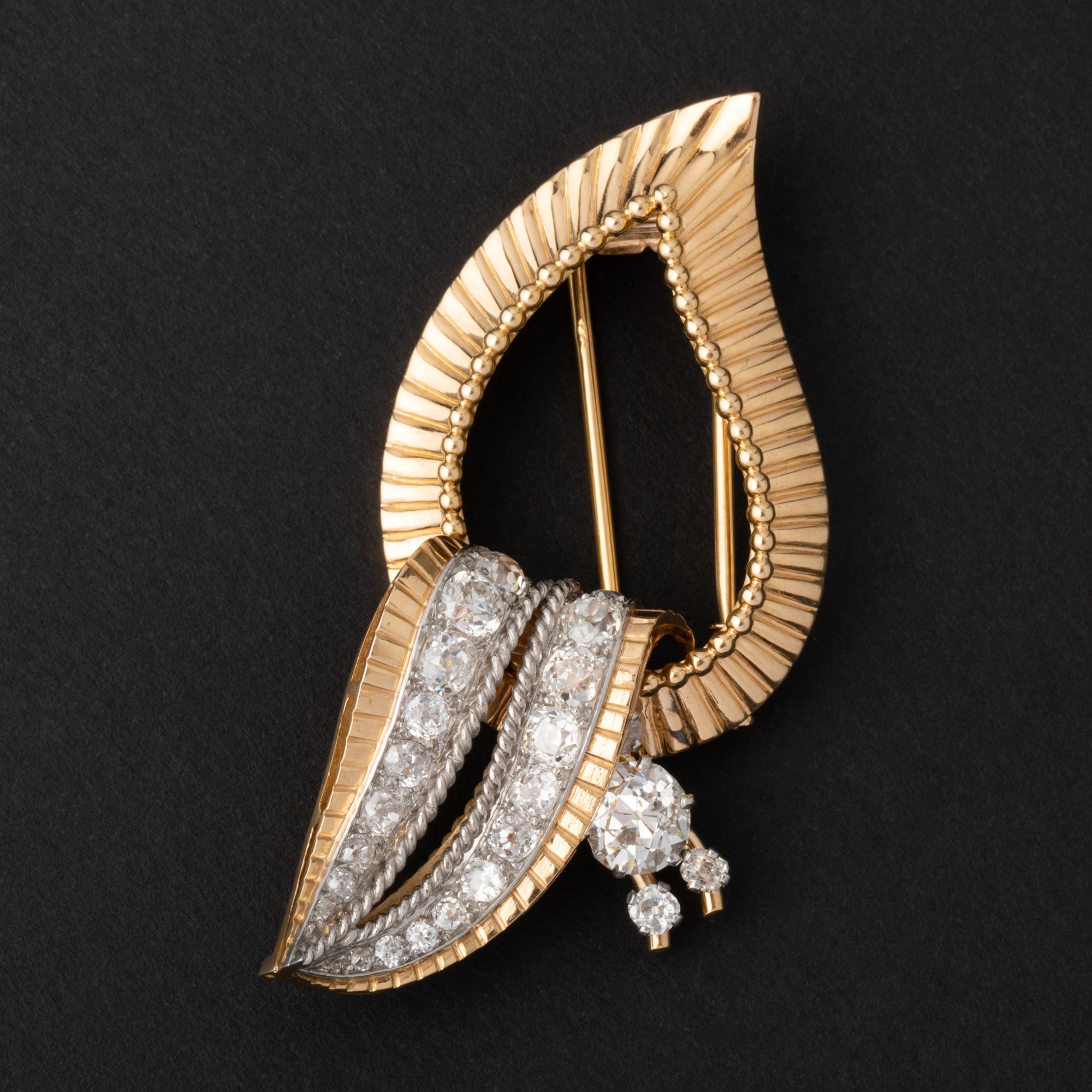 Broche Feuille de fougère en argent sterling avec cinq perles de Broche Feuille de fougère en argent sterling avec cinq perles de
